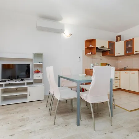 דירה With Parking Space - 25816 אומיס
